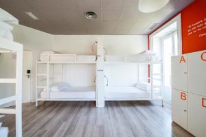 Safestay Madrid Central客房内的一张或多张床位