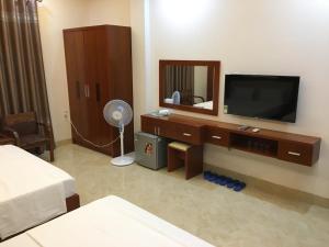 TV tai viihdekeskus majoituspaikassa Bình Minh Riverside Hotel