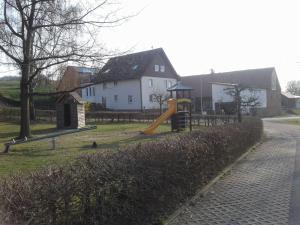 un parque con parque infantil con tobogán en Kreuzdellenhof Ferienzimmer en Hembach