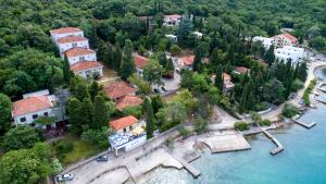 eine Luftaufnahme einer Stadt neben einem Fluss in der Unterkunft Hotel Delfin in Omišalj