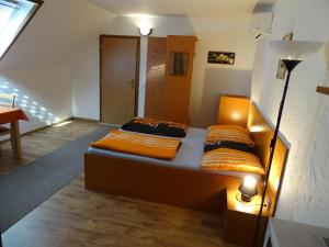 En eller flere senger på et rom på Penzion Pod Vápenkami