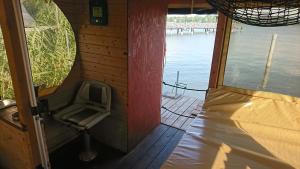 een uitzicht vanaf de binnenkant van een boot met een stoel bij Wasserlinie in Neuruppin