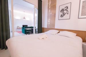 パリにあるJoie Paris St Germain-des-Prés - Bon Marchéのベッドルーム(大きな白いベッド1台、窓付)