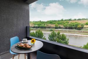 Výhled na řeku, která protéká v blízkosti hotelu