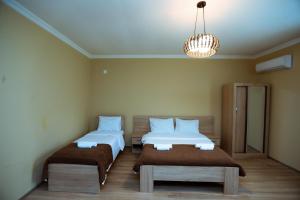 Postel nebo postele na pokoji v ubytování Royal Palace Hotel, Lagodekhi