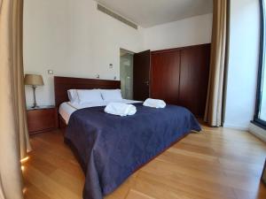 um quarto com uma cama grande com duas toalhas em Sophia em Ponta Delgada