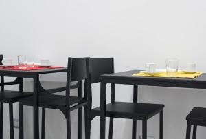 ein schwarzer Tisch und Stühle mit Brille drauf in der Unterkunft Toledo in in Neapel