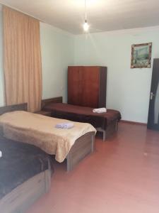 Letto o letti in una camera di Jeiran Japaridze's Guesthouse