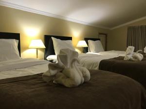 Postel nebo postele na pokoji v ubytování Royal Palace Hotel, Lagodekhi