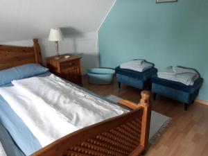 1 dormitorio con 1 cama y 2 baúles en Weissewolke, en Bad Fallingbostel