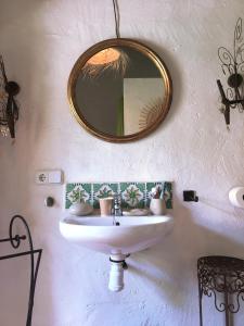 baño con lavabo y espejo en la pared en Castle of Verges, en Verges