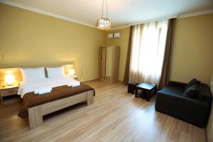 Postel nebo postele na pokoji v ubytování Royal Palace Hotel, Lagodekhi