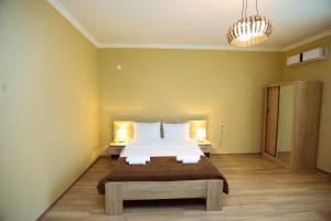 Postel nebo postele na pokoji v ubytování Royal Palace Hotel, Lagodekhi