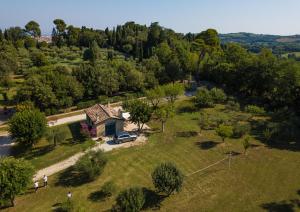 une vue aérienne sur une maison avec une voiture dans un champ dans l'établissement DOMUS FILMAR, à Pesaro