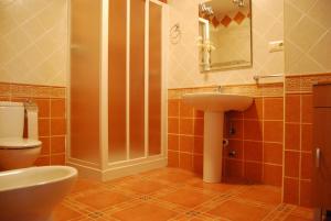 Koupelna v ubytování Casas Rurales Mirador Al Castillo + 53 fotografií