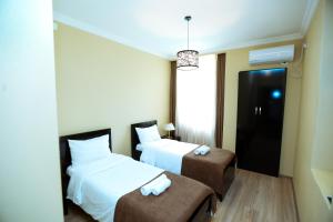 Postel nebo postele na pokoji v ubytování Royal Palace Hotel, Lagodekhi