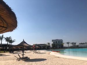 Kolam renang di atau dekat dengan A Coastal/island experience at a Large 2 bed apartment at a Crystal Lagoon Estate.