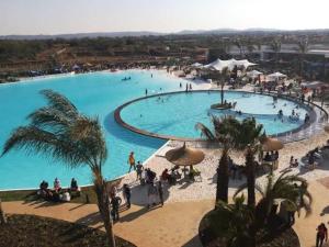 Kolam renang di atau dekat dengan A Coastal/island experience at a Large 2 bed apartment at a Crystal Lagoon Estate.