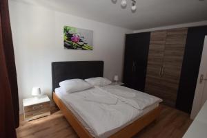 um quarto com uma cama com uma cabeceira preta em Apartment Stuttgart Ost em Stuttgart