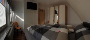 Postel nebo postele na pokoji v ubytování Haus Bramland --- 2 FeWo's --- EG 60qm und OG 55qm