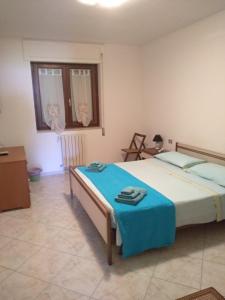 1 dormitorio con 1 cama grande con manta azul en Home Sweet Home, en Matera