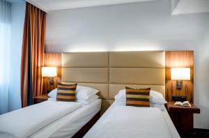 Giường trong phòng chung tại Hotel IMLAUER Wien
