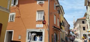 eine Straße mit einem Gebäude mit einem Geschäft in der Unterkunft Old City in Novigrad Istria
