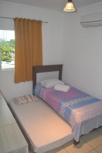 1 dormitorio con 2 camas y ventana en Apartamento de dois quartos em Ponta Negra - Excelente Localização, en Natal