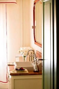 bagno con lavandino e specchio di Villa Barberina a Valdobbiadene
