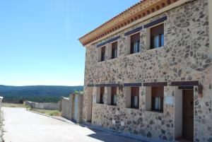 um edifício de pedra com um caminho ao lado em Casas Rurales Mirador Al Castillo em Paracuellos
