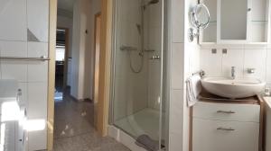 Koupelna v ubytování Haus Bramland --- 2 FeWo's --- EG 60qm und OG 55qm