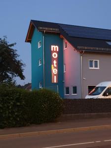un edificio con un cartel que dice motel en ANJA'S motel, en Bruchmühlbach-Miesau