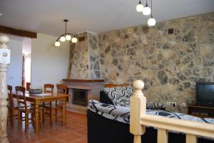 uma sala de estar com um sofá e uma lareira em Casas Rurales Mirador Al Castillo em Paracuellos