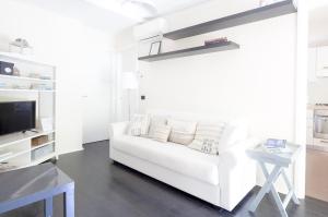 Sala de estar blanca con sofá blanco y mesa en Casa Del Cavaliere, en La Spezia