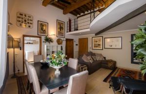 A seating area at Acacia Firenze - The Verde