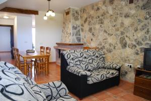 uma sala de estar com um sofá e uma mesa em Casas Rurales Mirador Al Castillo em Paracuellos