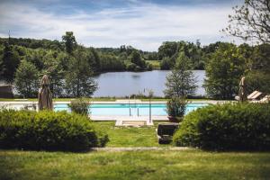 HOTEL Domaine des Etangs, Auberge Resorts Collection tesisinde veya buraya yakın yüzme havuzu