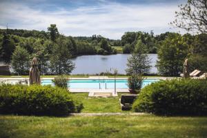 Poolen vid eller i närheten av HOTEL Domaine des Etangs, Auberge Resorts Collection