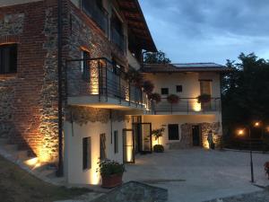 a large brick building with a balcony on the side at Ca Montiglio in Quagliuzzo