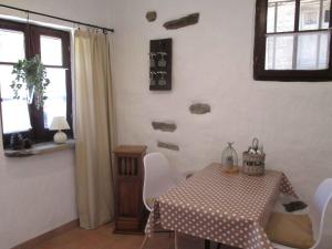 comedor con mesa y ventana en Sole e Ventu 30qm, en San-Giovanni-di-Moriani