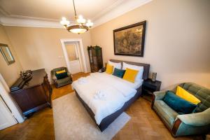 Posteľ alebo postele v izbe v ubytovaní Luxurious Kafka family apt in Old Town