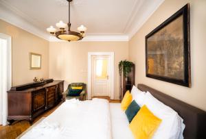 Posteľ alebo postele v izbe v ubytovaní Luxurious Kafka family apt in Old Town