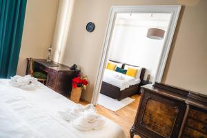 Posteľ alebo postele v izbe v ubytovaní Luxurious Kafka family apt in Old Town
