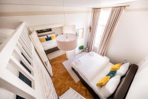 Posteľ alebo postele v izbe v ubytovaní Luxurious Kafka family apt in Old Town