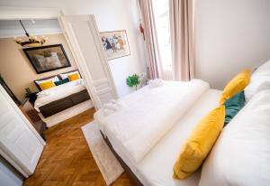 Posteľ alebo postele v izbe v ubytovaní Luxurious Kafka family apt in Old Town