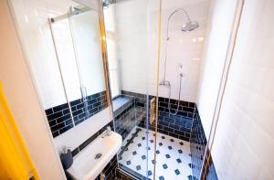 Kúpeľňa v ubytovaní Luxurious Kafka family apt in Old Town