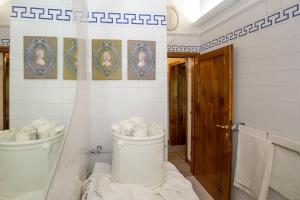 ein Badezimmer mit zwei Mülltonnen auf dem Boden in der Unterkunft Villa Mocarello in Poggibonsi