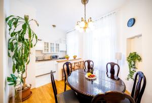 uma cozinha e sala de jantar com mesa e cadeiras em Luxurious Kafka family apt in Old Town em Praga