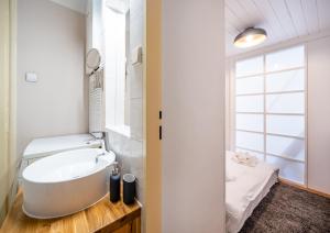 Kúpeľňa v ubytovaní Luxurious Kafka family apt in Old Town
