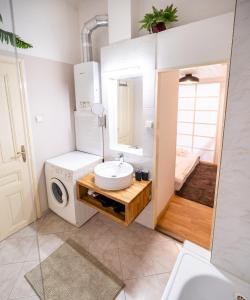 Kúpeľňa v ubytovaní Luxurious Kafka family apt in Old Town